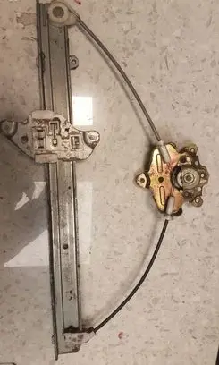Rear door manual window regulator
