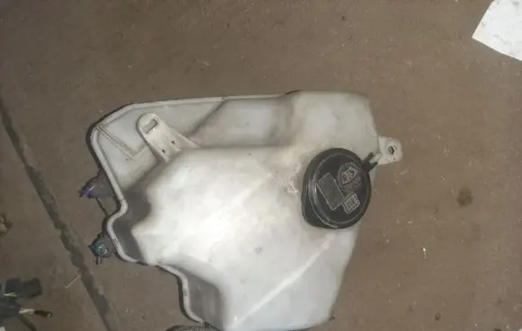Toyota Prius (XW20) Windshield washer fluid reservoir/tank 060851145