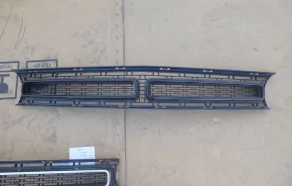 Dodge Challenger Front bumper upper radiator grill 9403976 K3340094