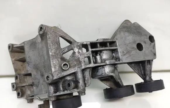 Mercedes-Benz B W245 Generator/alternator bracket 950166
