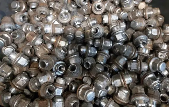 Toyota Avensis T220 Anti-theft wheel nuts and lock 