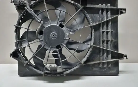 Hyundai ix35 Radiator cooling fan shroud