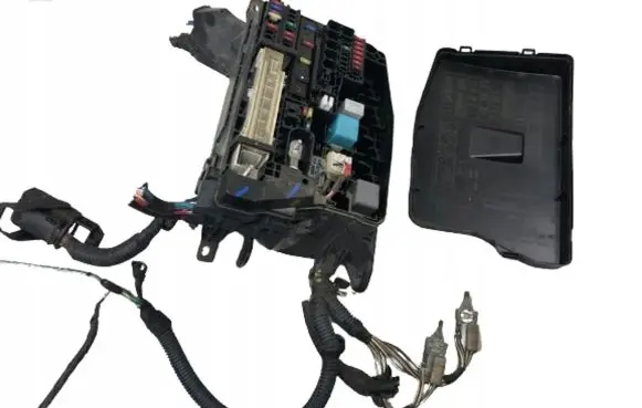 Toyota Auris 150 Relay mounting block 8266202190