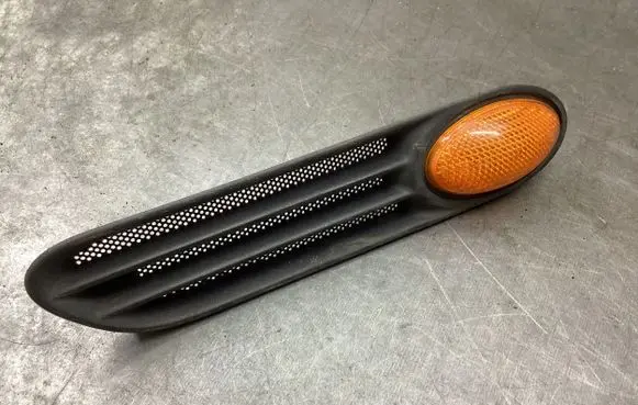 Front fender indicator light