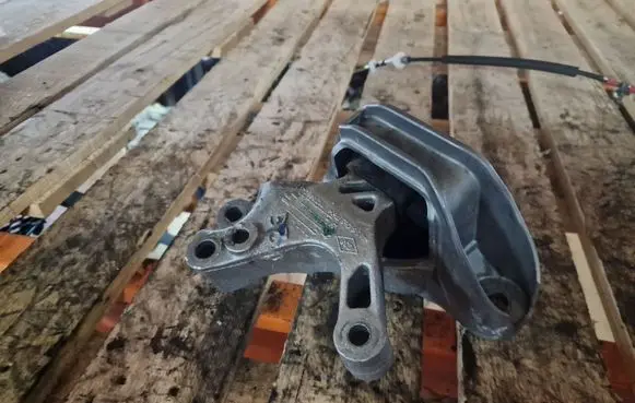 Nissan Qashqai Engine mount bracket