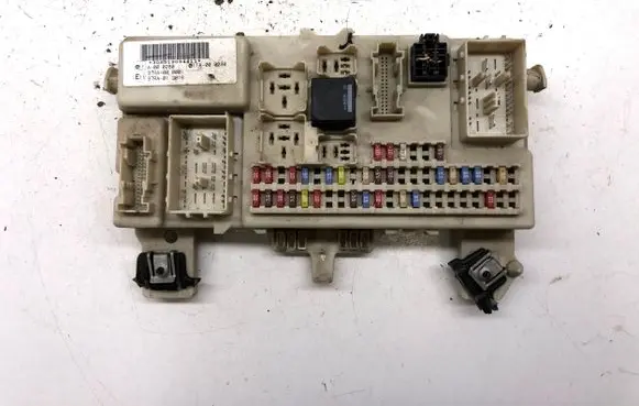 Ford Focus Fuse module A000280 6M5T14014LHB 4M5T14A073AF