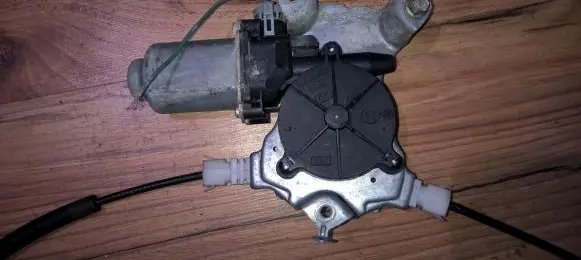 Nissan Almera N16 Front door window regulator motor 400601t3