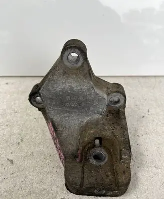 Volvo V70 Engine mounting bracket 08649262