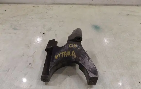 Suzuki Grand Vitara I Engine mounting bracket