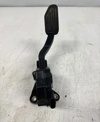 Toyota Verso-S Accelerator throttle pedal 7811052063 1988008412 02N18E00011