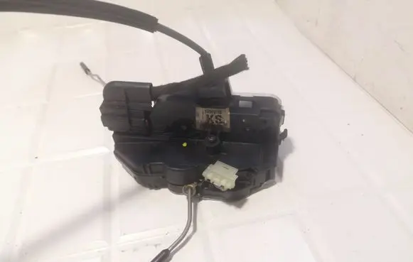 Opel Insignia A Front door lock 3023880 13503782