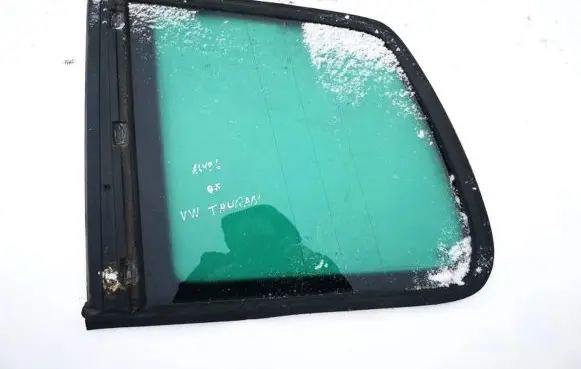 Volkswagen Touran I Rear side window