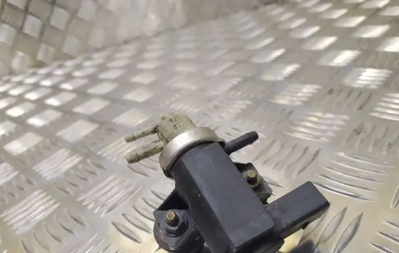 Volkswagen Golf IV Turbo solenoid valve 1J0906627A