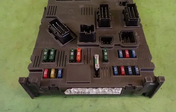 Peugeot 206 Fuse module 9643777380 S116085210E