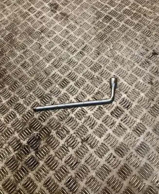 Mercedes-Benz C W204 Wheel nut wrench 2215810001 A2215810001