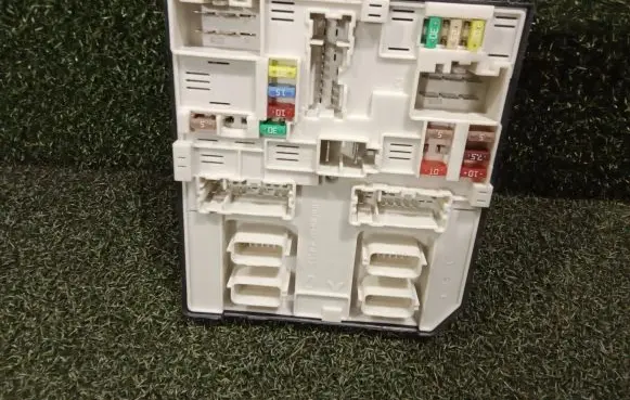 Renault Master III Fuse module 284B67365R 519542F14 2406038750