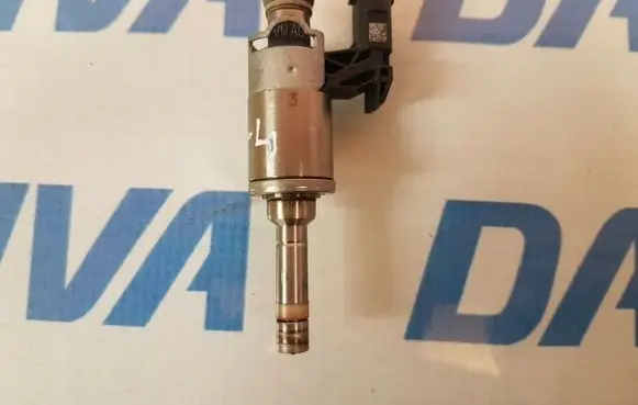 Volkswagen Golf Cross Fuel injector 0261500248 04E133036A