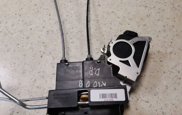 KIA Rio Front door lock 2CXTFR A045035