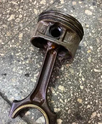 Volvo XC70 Piston with connecting rod 24520A