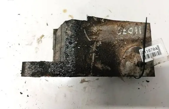 Volvo S60 Engine mounting bracket 