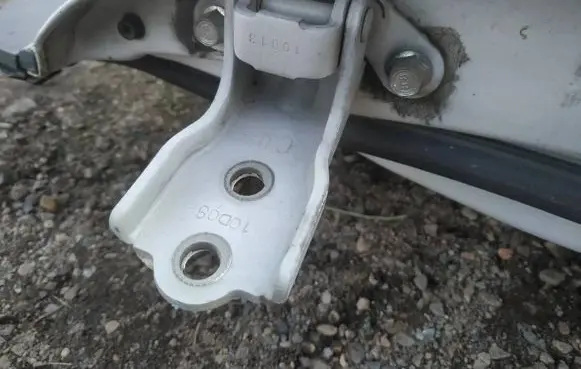 Opel Antara Front door upper hinge
