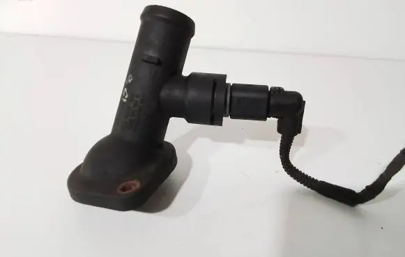 Volkswagen PASSAT B6 Engine coolant pipe/hose 03G121121