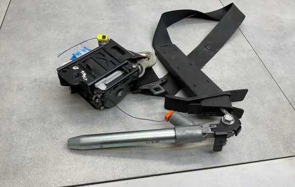 Nissan X-Trail T32 Front seatbelt 