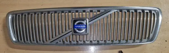 Volvo V70 Front bumper upper radiator grill