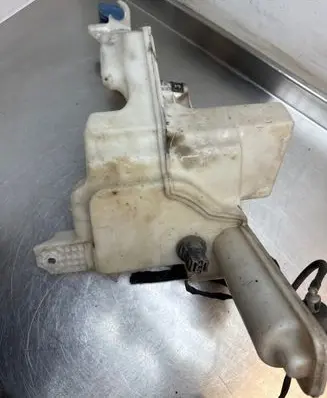Windshield washer fluid reservoir/tank