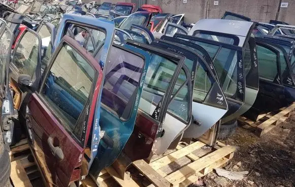 Lexus IS 200-300 Rear door