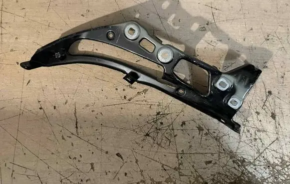 BMW 2 Active Tourer U06 Fender mounting bracket 8737128