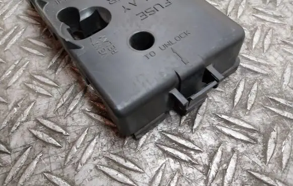 Chevrolet TrailBlazer Fuse box cover