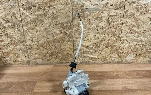 Audi A6 S6 C6 4F Front door lock 4f1837015