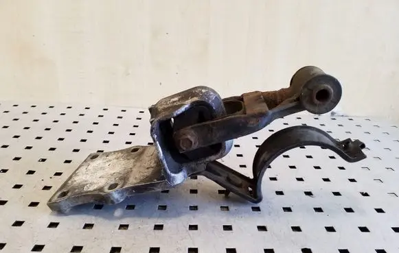 Opel Sintra Engine mount bracket