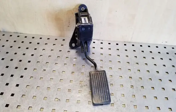 Honda CR-V Accelerator throttle pedal JM14B