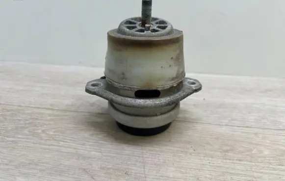 Porsche Panamera (970) Engine mount bracket 97037505700