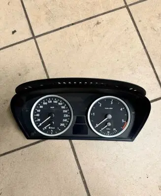 BMW 5 E60 E61 Speedometer (instrument cluster) 6934312 D18906E0 V141855