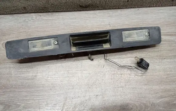 Trunk door license plate light bar