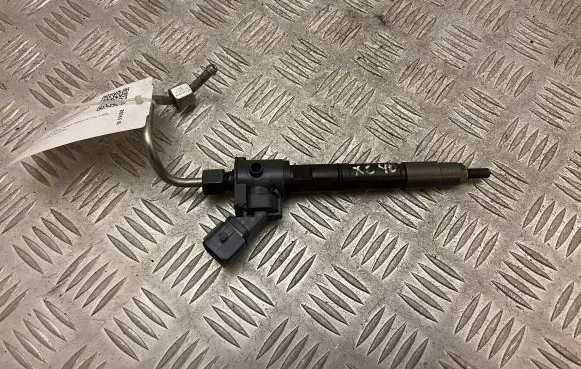 Volvo XC40 Fuel injector 31452113