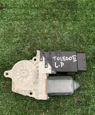 Seat Leon (1M) Front door window regulator motor 9776101430203WLX