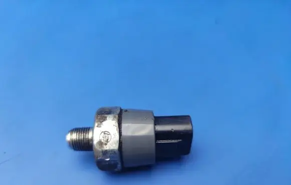 Lexus IS 220D-250-350 Oil pressure sensor 