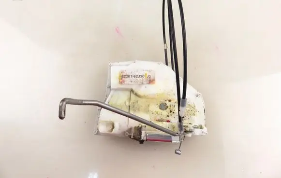 Suzuki Swift I Front door lock 8220162J30