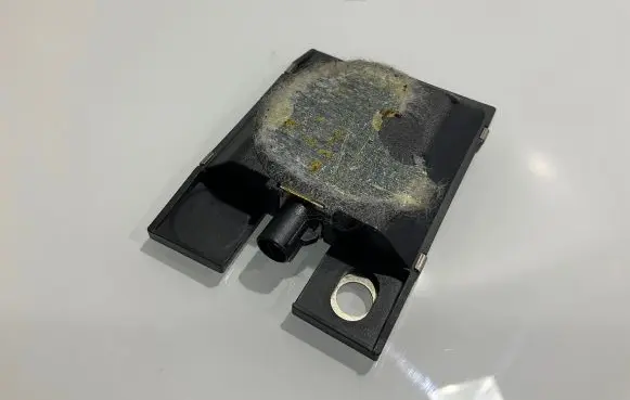 Mercedes-Benz E W211 Antenna control unit A2118203375 AG99D 04W51Q3