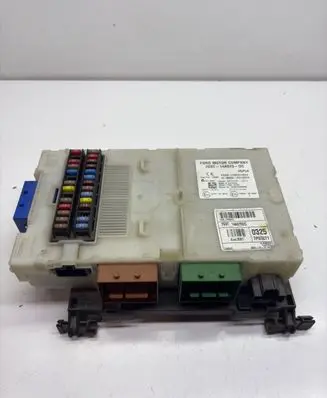 Ford Mondeo MK IV Fuse module 7G9T14A073DC 7P03271