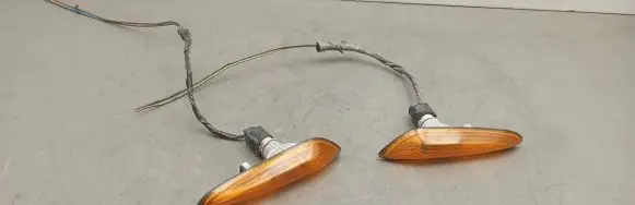 Front fender indicator light