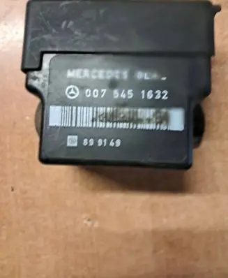 Mercedes-Benz E W124 Glow plug pre-heat relay 0075451632