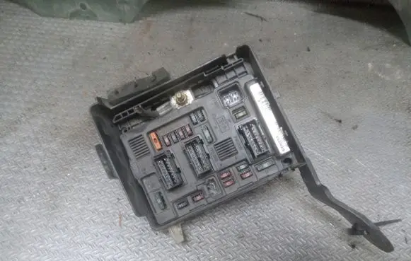 Citroen C3 Fuse module 9643498780
