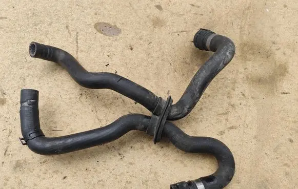 Engine coolant pipe/hose