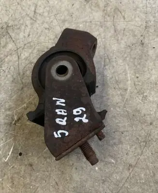 Engine mount bracket