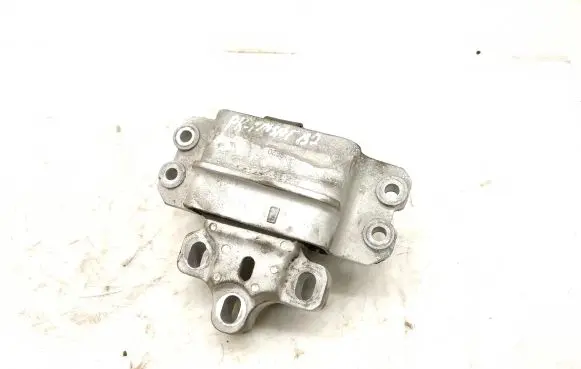 Volkswagen PASSAT B7 Engine mount bracket 8620